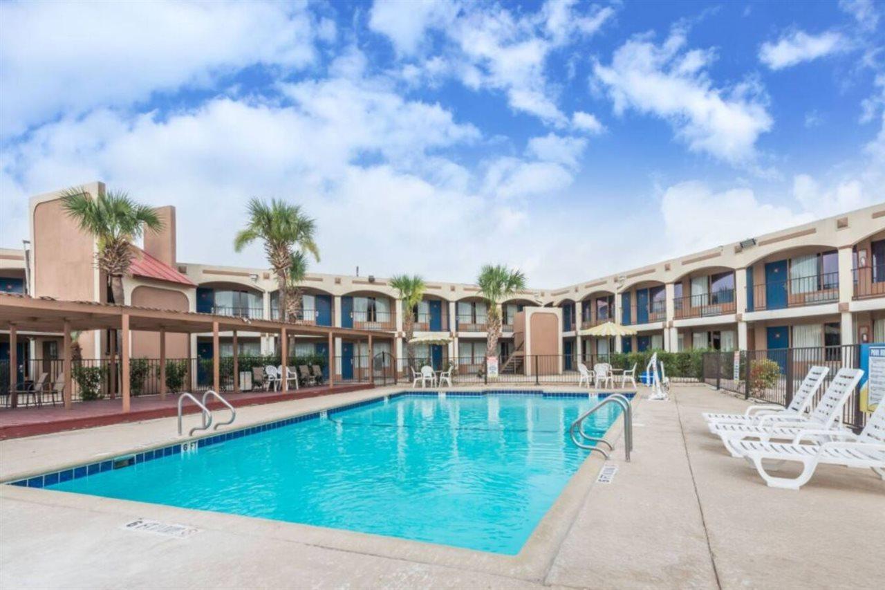 Days Inn By Wyndham San Antonio Splashtown/Att Center Exteriér fotografie