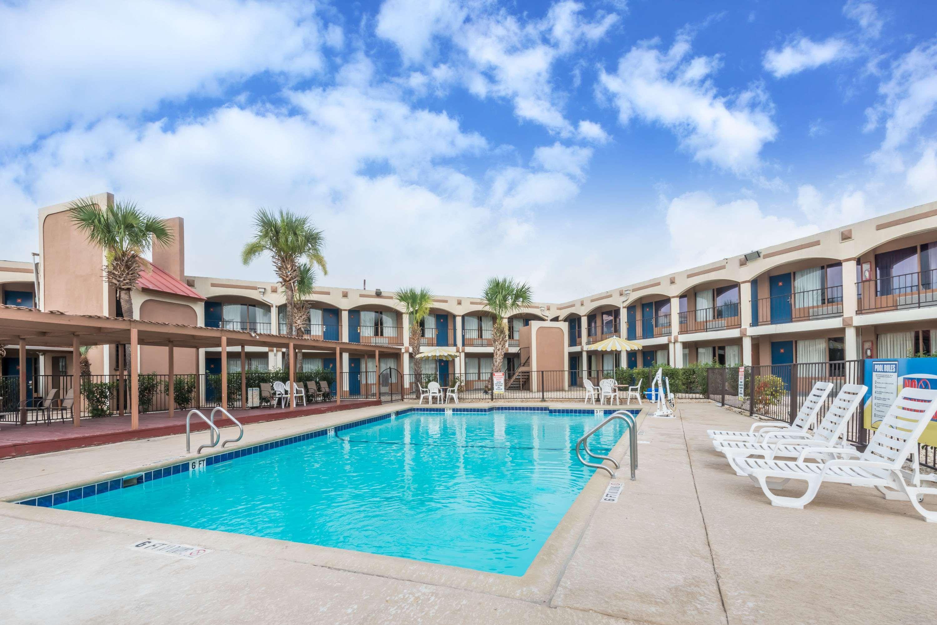 Days Inn By Wyndham San Antonio Splashtown/Att Center Exteriér fotografie